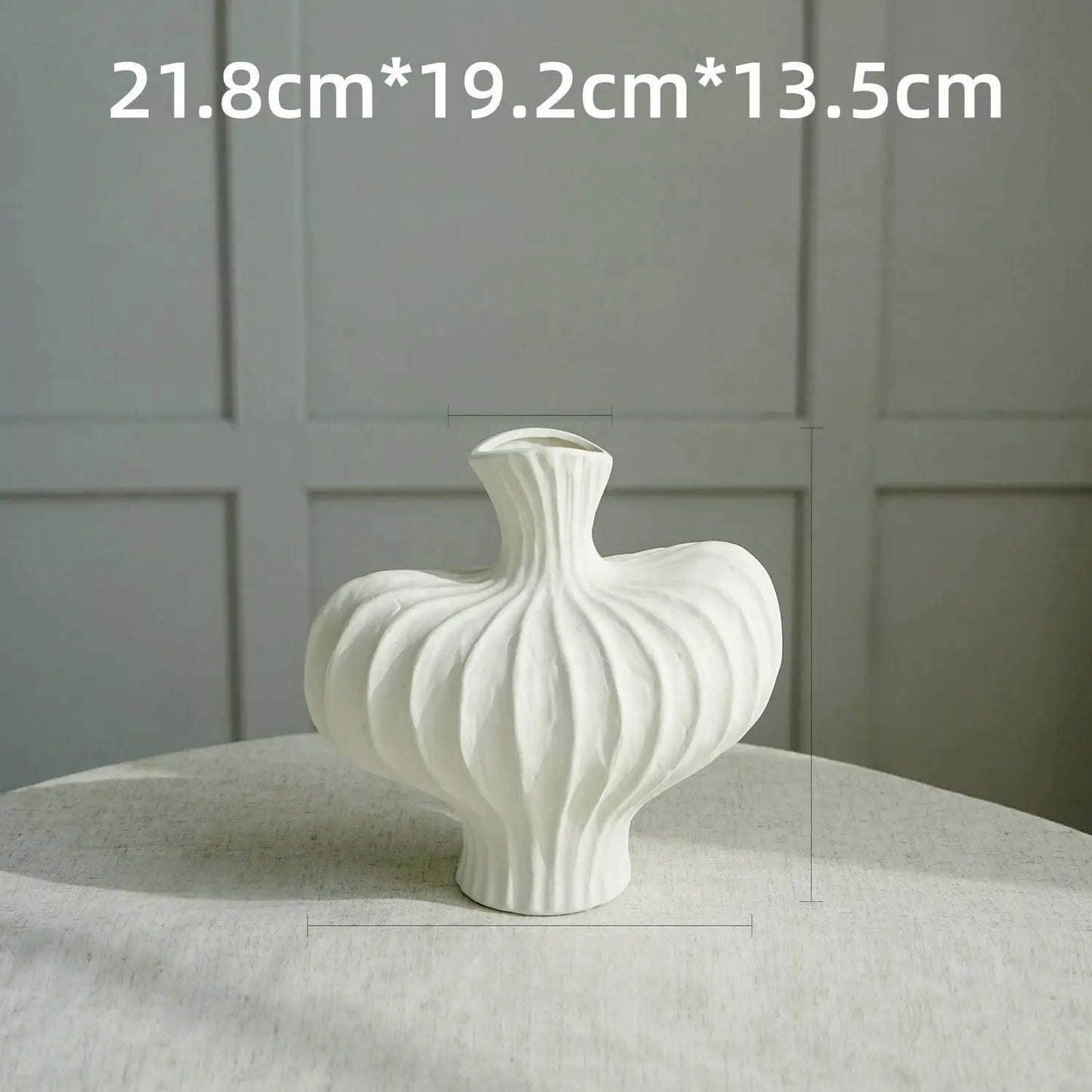 Creative Ceramic Vase – Minimal Gallery Shape