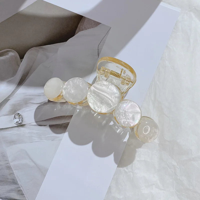 Elegant Solid Claw Clip – Everyday Hair Essential