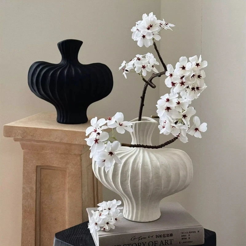 Creative Ceramic Vase – Minimal Gallery Shape