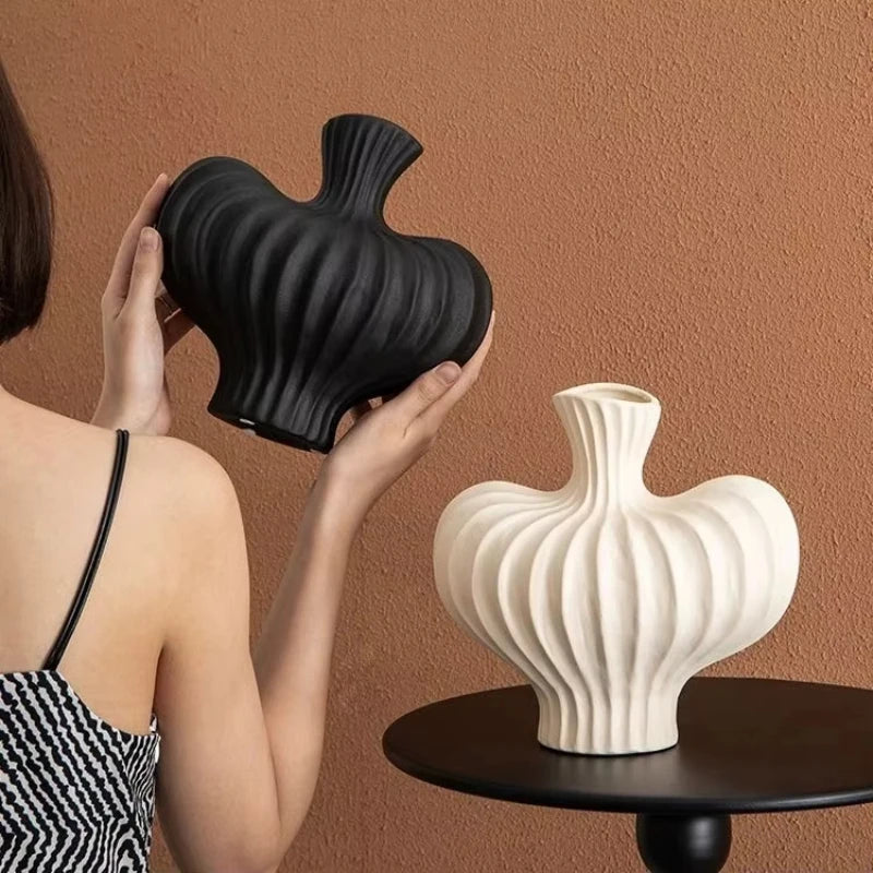 Creative Ceramic Vase – Minimal Gallery Shape