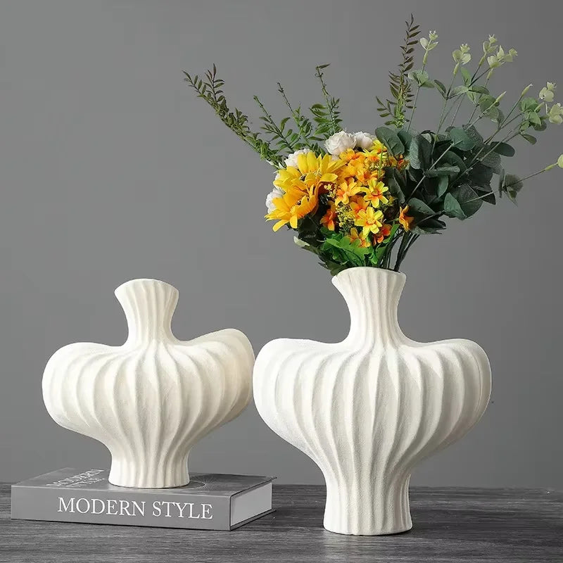 Creative Ceramic Vase – Minimal Gallery Shape