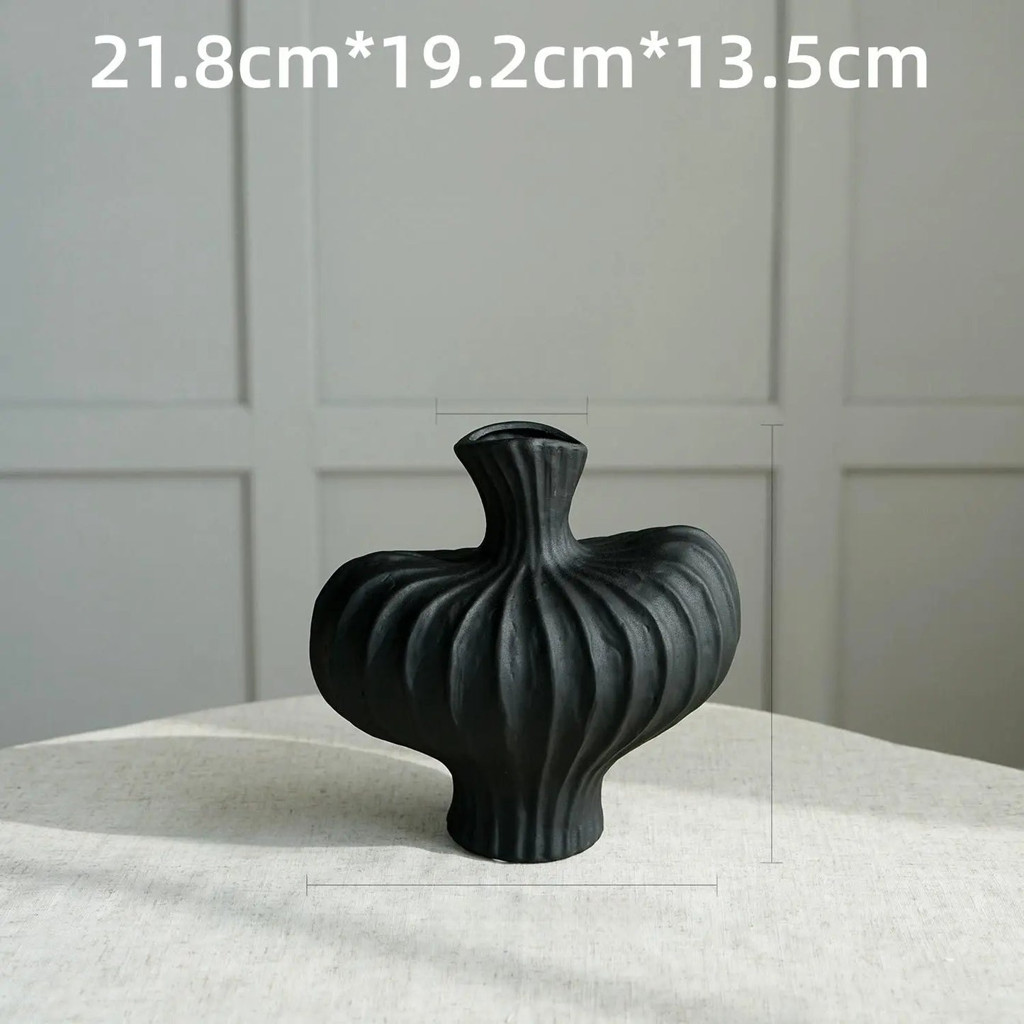 Creative Ceramic Vase – Minimal Gallery Shape