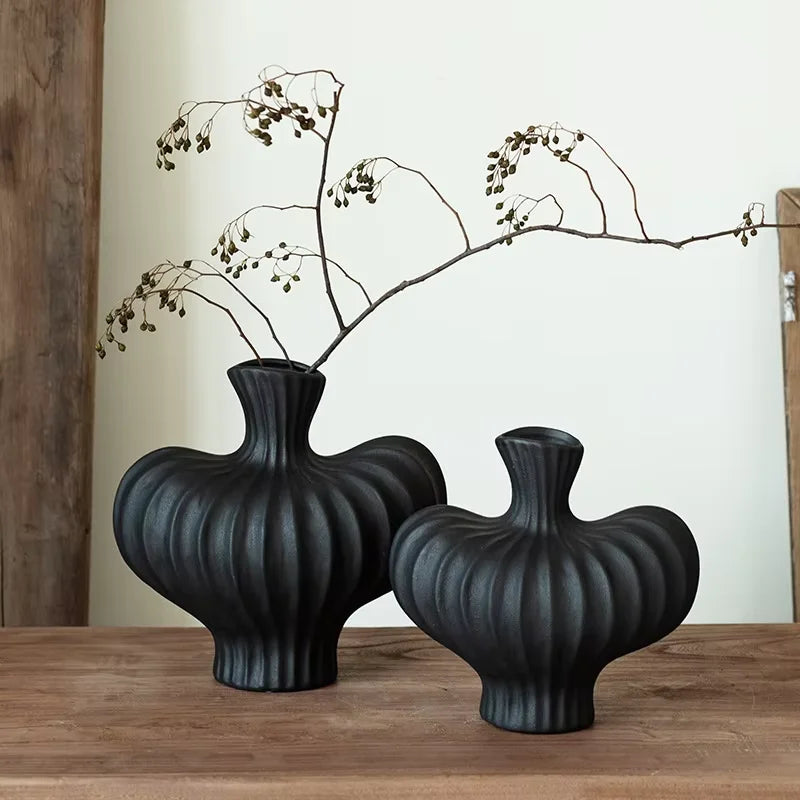 Creative Ceramic Vase – Minimal Gallery Shape