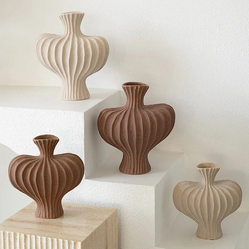 Creative Ceramic Vase – Minimal Gallery Shape