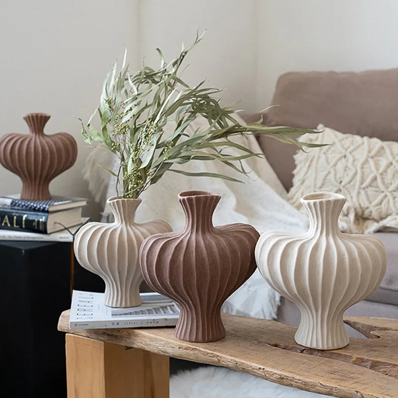 Creative Ceramic Vase – Minimal Gallery Shape